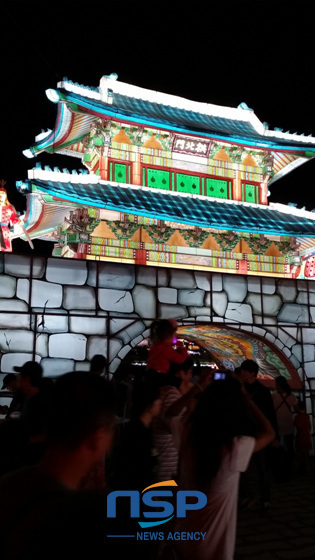 NSP통신-晋州南江に浮かぶ南江第1舟橋の前に流灯で表現された晋州城の模型が暗い夜空の下明るい光を放っている。 (写真=アン・ジョンウン記者)