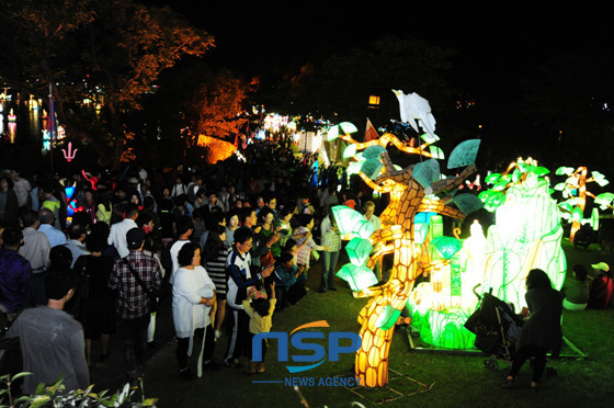 NSP통신-晋州南江流灯祭り期間中、晋州城内にあるさまざまな形で展示された1000個余りの流灯作品を見物する観覧客で足の踏み場がない。 (写真=晋州市提供)