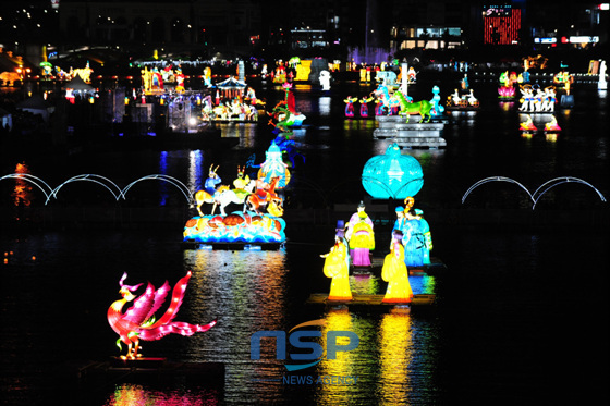 NSP통신-歴史の現場晋州城は晋州南江流燈祭りの場として新しく生まれかわり、多くの人々にロマンと思い出をプレゼントしている。 写真は晋州城の上から見た2013晋州南江流燈祭りの夜景。 (写真=晋州市提供)