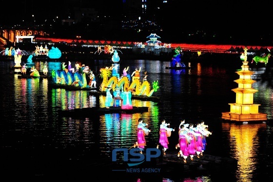 NSP통신-Огни фестиваля фонарей на воде в Чинчжу ещё прекраснее звёзд. (Фото = место проведения Чинчжу)
