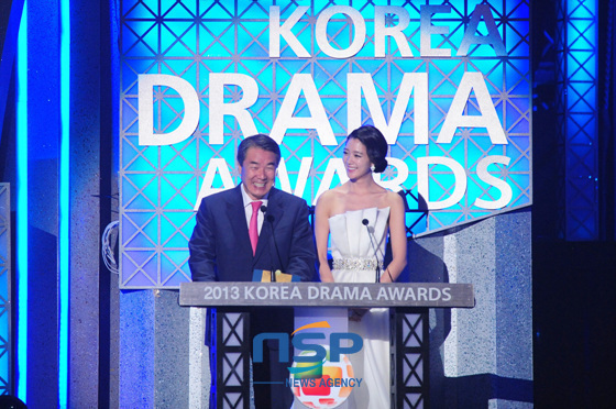 NSP통신-晋州市长李昌熙和韩星Clara一起主持2013韩国电视剧授奖仪式。（照片=晋州市提供）