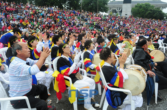 NSP통신-第18回晋州市民の日を祝うために晋州市民が南江野外ステージ前のイベント会場に集まり記念式を見守っている。 (写真 = 晋州市提供)