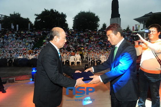 NSP통신-イ・チャンヒ晋州市長が晋州市を輝かせた晋州市民に今年の晋州市民賞を授けている。 (写真 = 晋州市提供)