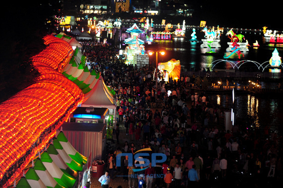 NSP통신-晋州南江流灯祭りが10日午後6時から始まったケチョン芸術祭終夜祭りをさらに華やかにしその美しさが最高潮に達している。 (写真 = 晋州市提供)