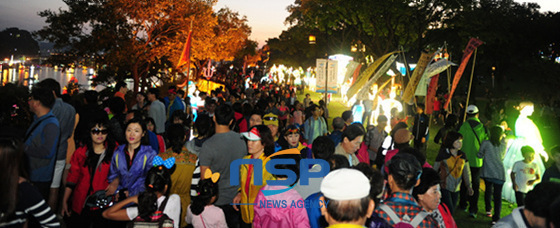 NSP통신-Hình ảnh du khách tìm đến Jinju vào đêm hội tháng 10 năm 2013 để hòa cùng không khí nhộn nhịp nơi đây và thưởng thức khung cảnh tuyệt đẹp của cùng đất giàu truyền thống lịch sử này. (ảnh = thực hiện tại Jinju)