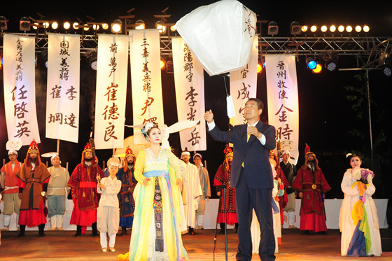 NSP통신-Jinju mayor Chang-Hee Lee is a fly at the opening of 2013 Jinju Namgang Yudeung Festival.