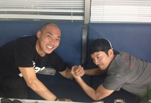 [NSP PHOTO]주아성 손진영과 팔씨름 대결 절친 인증샷 눈길