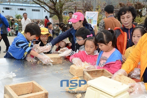 NSP통신-두부 만들기, 메주 만들기, 두부쿠키 만들기, 떡메치기, 민속놀이, 장기자랑 등 다채로운 체험행사가 마련돼 참여자들의 호응을 얻었다/NSP통신=최창윤 기자