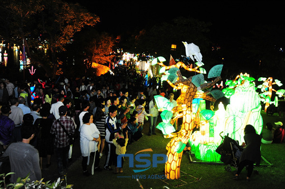 NSP통신-晋州城内に集まった流灯祭りを観覧する人々。(写真=晋州市提供)