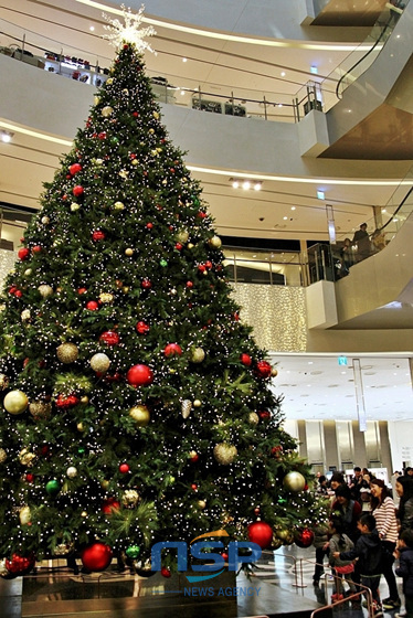 NSP통신-연말을 맞아 신세계 센텀시티점 1층 센텀광장에 설치된 초대형 크리스마스 트리 앞을 지나는 고객들이 화려한 트리 장식 앞에서 발길을 멈추고 사진을 찍고 있다. (신세계백화점 센텀시티점 제공)