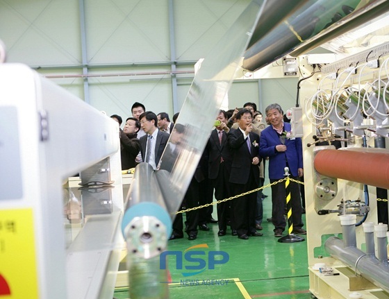 NSP통신-박병종 고흥군수와 차기원 죽암기계 대표 외 관계자들이 공장을 둘러보고 있다 (고흥군)