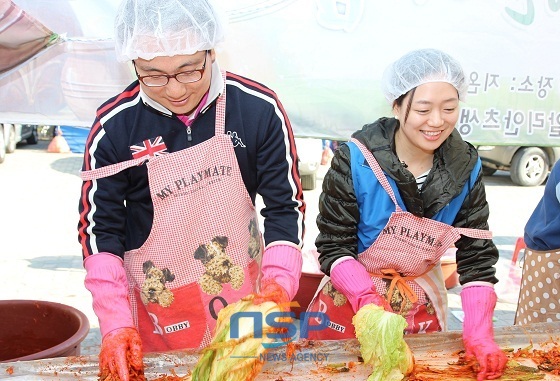 NSP통신-알리안츠생명 직원들이 서울 강서구에 위치한 지온보육원에서 보육원 아이들이 먹을 김장김치를 담그고 있다. (알리안츠생명)