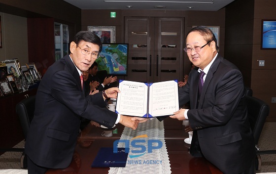 NSP통신-행복배달 빨간자전거 업무협약을 맺는 이철환 당진시장(左)과 최석봉 당진우체국장(右) (당진시)