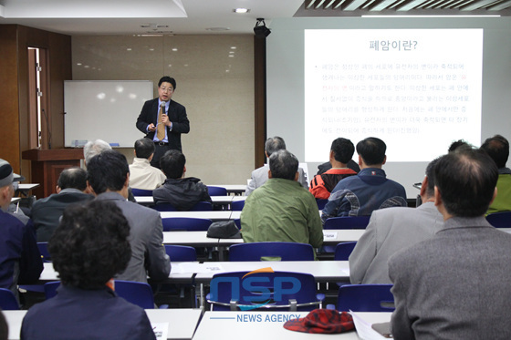 NSP통신-지난 7일 부산백병원 이영민 교수가 건협 부산센터 신관 8층에서 폐암을 주제로 강의를 하고 있다. (한국건강관리협회 제공)