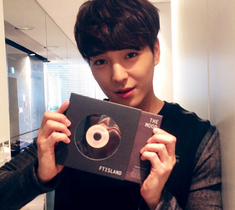 [NSP PHOTO]FT아일랜드 최종훈 새 앨범 더 무드 재킷 인증샷 예쁘고 깔끔하다