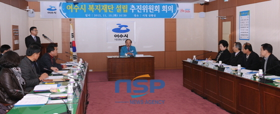NSP통신-김충석 시장이 19일 여수시청 상황실에서 열린 여수시복지재단 추진위 회의에서 위원들에게 위촉장을 수여하고 있다.