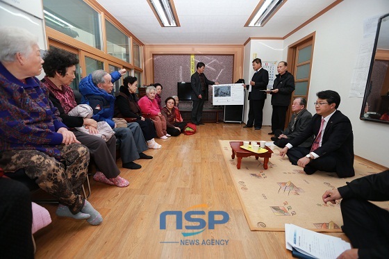 NSP통신-복기왕 아산시장이 남부순환도로 개통에 따른 인근 지역 주민들의 의견을 청취하고 있다 (아산시)