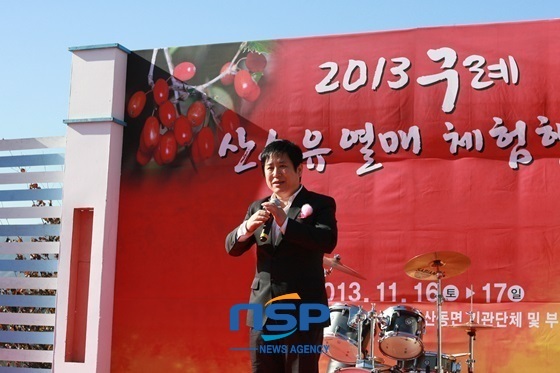 NSP통신-2013구례 산수유열매체험축제에서 가짜반지와 가짜오빠를 부르고 있는 가수 선풍/NSP통신=최창윤 기자