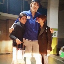 [NSP PHOTO]キムヒチョル-カンインチェホンマンに遭遇３人で背比べ