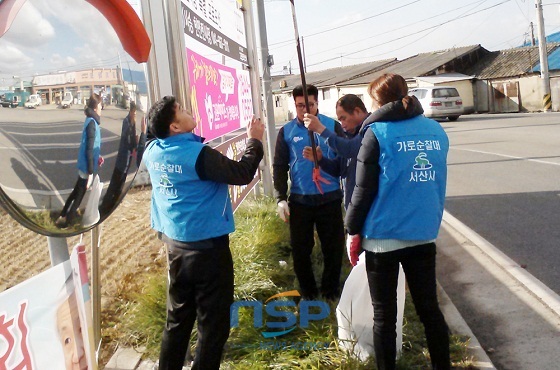 NSP통신-가로순찰대가 도로변 훼손된 현수막을 제거하고 있는 모습 (서산시)