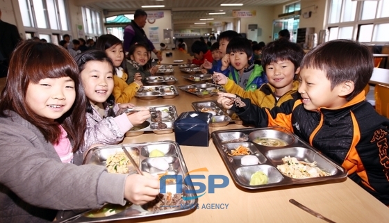 NSP통신-함평 초등학생들이 한우불고기 반찬에 즐거운 미소를 짓고 있다. (함평군)