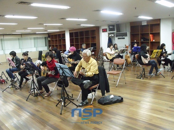 NSP통신-평생학습관 통기타 강좌에 참여해 통기타을 연주하는 수강생 모습 (아산시)