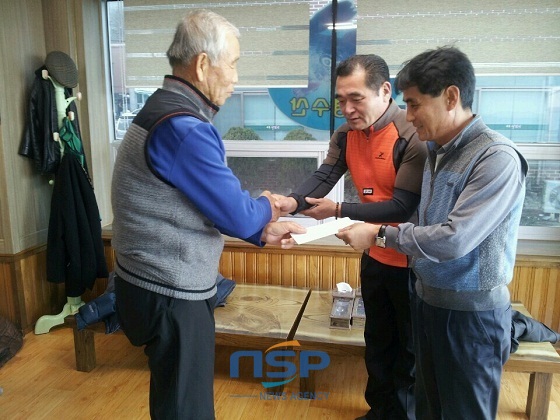NSP통신-김종열 노인회장(좌측)이 김관호 온주동자율방범대 대장(가운데)과 서종진 온주의용소방대 대장(우측)에게 지원금을 전달하고 있는 모습 (아산시)
