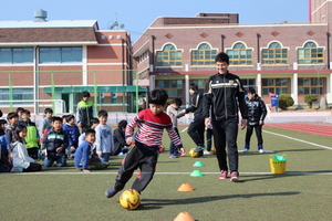 [NSP PHOTO]전남드래곤즈, 관내 2개 초등학교 축구클리닉 개최 재능기부