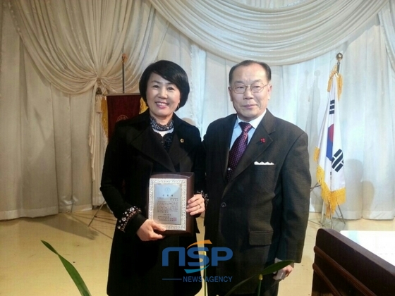 NSP통신-광주ㆍ전남유권자연합 이관형 의장과 허강숙 의원이 기념촬영하고 있다./NSP통신=조용호 기자