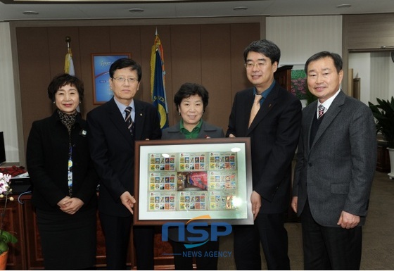 NSP통신-부산시교육청 임혜경교육감(오른쪽 세번째)이 대한결핵협회 부산지회장(오른쪽 두번째)으로부터 크리스마스씰을 전달받고 기념촬영하고 있다. (부산시교육청 제공)