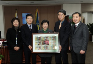 [NSP PHOTO]대한결핵협회부산지부, 임혜경교육감에 크리스마스 씰 전달