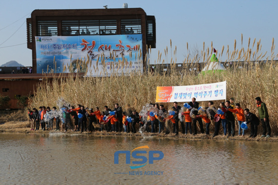 NSP통신-지난 7일 주남저수지에서 철새축제를 구경온 관람객들이 철새맞이 먹이주기 행사에 직접 참여하고 있다. (창원시 제공)