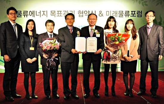 NSP통신-DHL코리아 한병구 대표(가운데 오른쪽)가 11일 인터컨티넨탈 서울 코엑스에서 국토교통부로부터 2013년 녹색물류기업 인증을 수여 받고 국토교통부 김수곤 물류정책관(가운데 왼쪽) 및 DHL임직원과 함께 기념 촬영을 하고 있다.