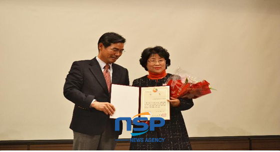 NSP통신-지난 9일 열린 자립형노인일자리사업 워크숍에서 울산시노인일자리지원센터 손경숙 센터장이 보건복지부장관상을 수상하고 기념촬영을 하고 있다. (울산시 제공)