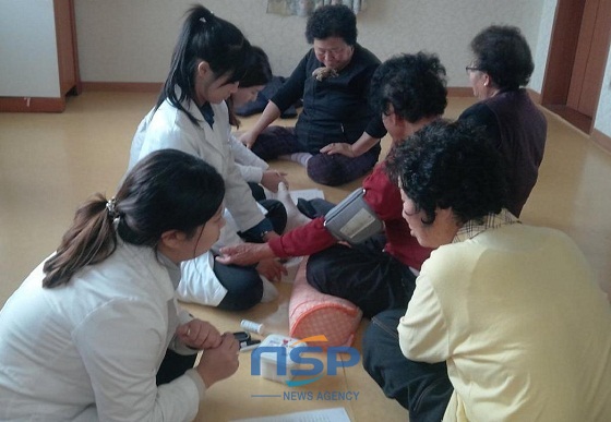 NSP통신-청운대 간호학과 학생들이 우리마을 주치의제 프로그램에 참석해 혈압·혈당검사와 설문조사를 실시하고 있다 (홍성군)