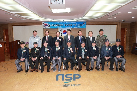 NSP통신-아산시청 상황실에서 거행된 6.25 참전유공자 호국영웅기장 수여식 후 기념촬영을 하고있다 (아산시)