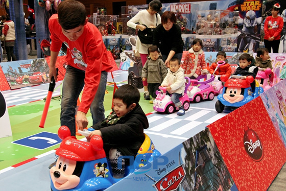 NSP통신-휴일을 맞아 부모님과 함께 신세계 센텀시티점 9층 디즈니 행사장을 찾은 어린이들이 미키마우스 캐릭터의 장난감 자동차를 신나게 타고 있다. (신세계백화점 센텀시티점 제공)