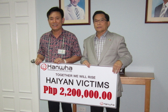 NSP통신-12일 필리핀 아레나 공연장 신축공사현장 하권호 상무(좌측)가 INC측에 재해지원금을 전달하고 있다.