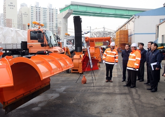 NSP통신-김학송 한국도로공사 사장이 수원지사에서 제설대책을 보고 받은 후 제설장비를 둘러보고 있다
