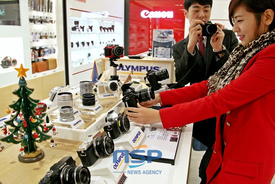 NSP통신-18일 신세계백화점 센텀시티점 7층 디지털 카메라 매장에서 고객들이 새롭게 출시된 디지털 카메라를 살펴보고 있다. (신세계백화점 센텀시티점 제공)