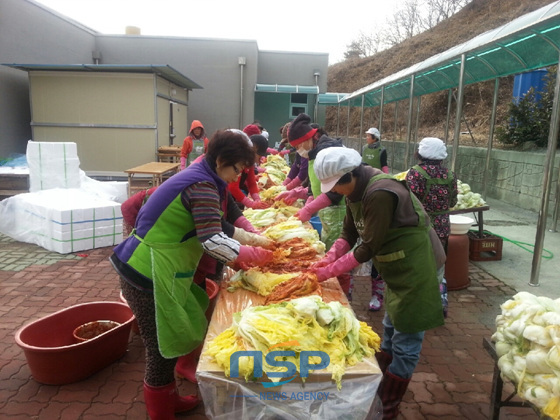 NSP통신-하동군 고전면 여성단체협의회 회원들이 지난 18일 연말 사랑의 김장나눔행사에서 김치 1200포기를 담그고 있다. (하동군 제공)