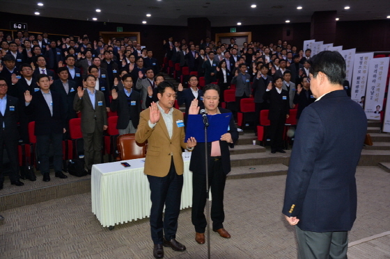 NSP통신-직원 대표(유신걸 지점장, 김장우 팀장)가 투자성향에 맞지 않는 투자권유, 부실한 사후관리 등 5대 고객수익저해요소를 철폐한다는 내용의 선서를 하고 있다.