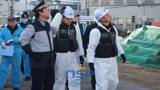 NSP통신-경찰과 국립과학수사연구원이 합동으로 부산 영도 남·북항대교 연결도로 철골구조물 붕괴사고의 원인을 규명하기 위한 정밀 감식을 하고 있다. (도남선 기자)