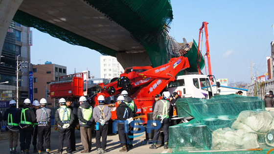 NSP통신-부산 특별사법경찰이 경찰과 국과수의 합동정밀 감식 전, 사고 현장을 통제하고 있다. (도남선 기자)