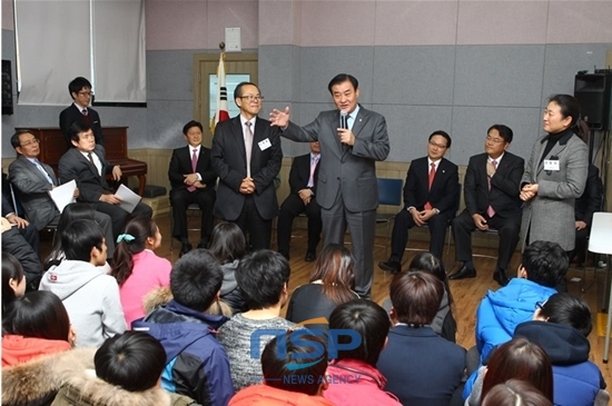 NSP통신-[사진]강창희 의장이 23일 여명학교를 방문해 북한이탈청소년들에게 격려말을 하고 있다.