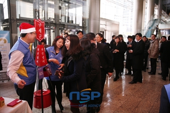 NSP통신-신한카드 신규 임·부서장들이 24일 오후 서울 충무로에서 크리스마스 구세군 자선냄비 모금활동을 펼치고 있다.