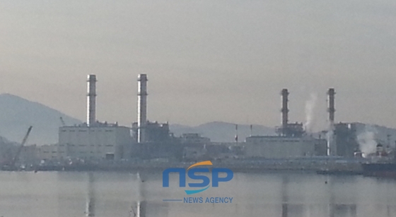 NSP통신-(좌) 율촌1산단 내 시공 중인 시설용량 884.5MW Ⅱ복합화력발전소. (우) 상업가동 중인 500MW Ⅰ복합화력발전소. /NSP통신=조용호 기자