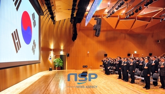 NSP통신-박원순 서울시장이 신청사 8층 다목적 홀에서 개최된 2013년 서울시 마지막 직원정례에 참석하고 있다.