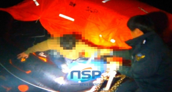 NSP통신-照片为海警帮助偷渡者上岸。（照片由釜山海洋警察局提供）