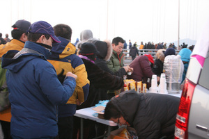 [NSP PHOTO]건협 부산센터 광안대교 신년 해맞이객 대상 돋보기 등 배부